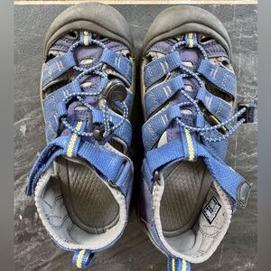 Kids KEEN candles in navy